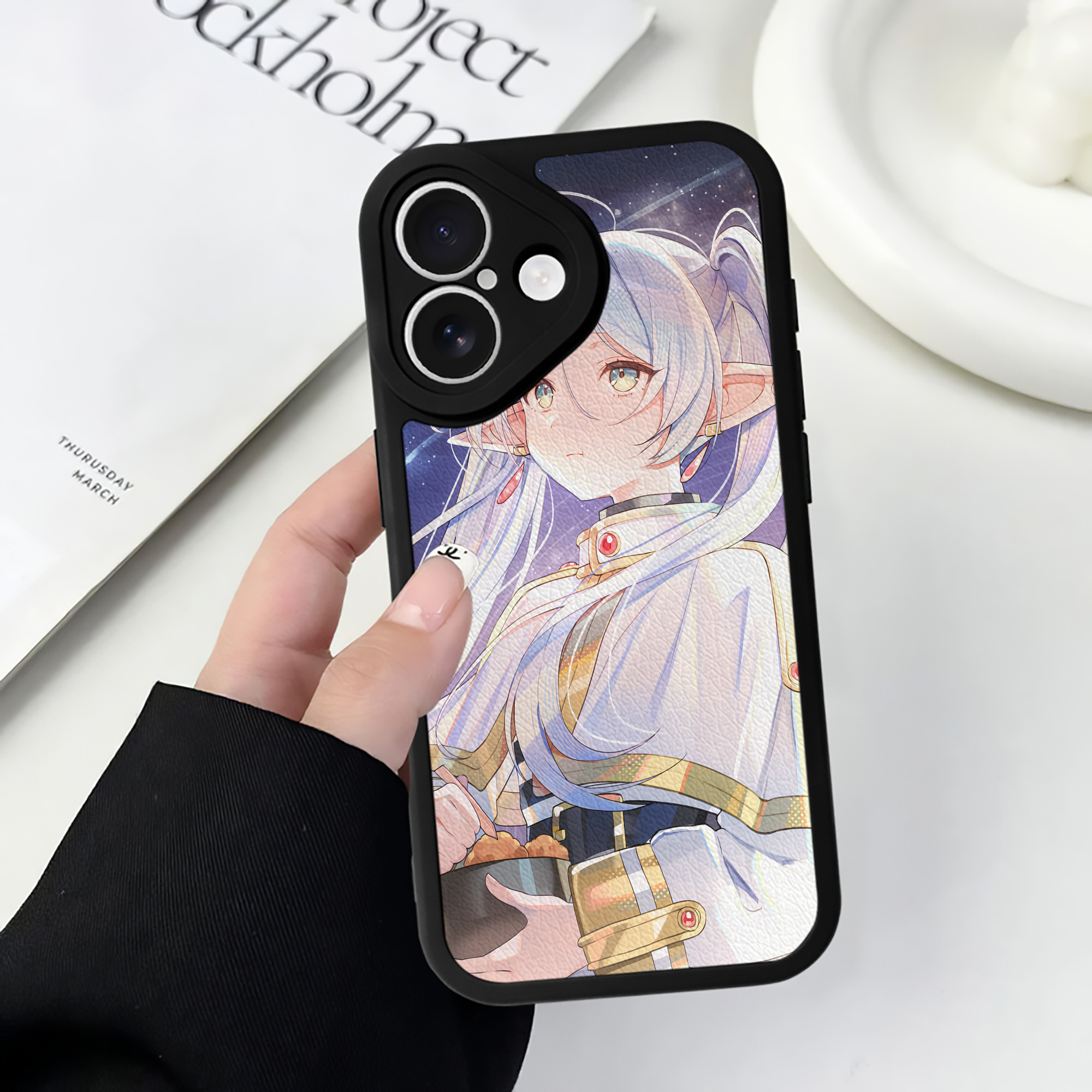 （画像用） 葬送のフリーレン Frieren 【iPhone 16シリーズ対応】シリコンスマホケース（レザー調） 材質：シリコン